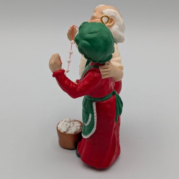 Hallmark Keepsake Popcorn Party Mr. and Mrs. Claus 1990, 5th in the Series - Picture 6 of 11